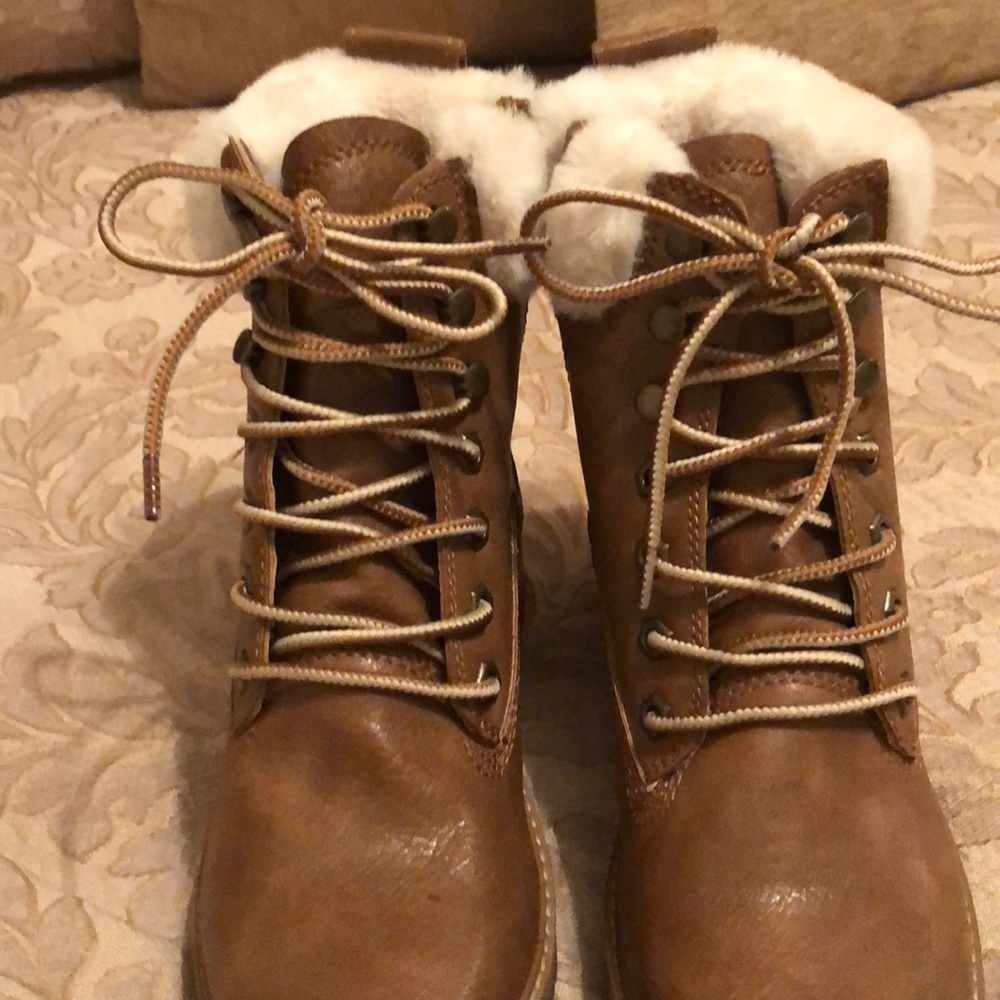 Leather ankle boot faux fur Side zipper..